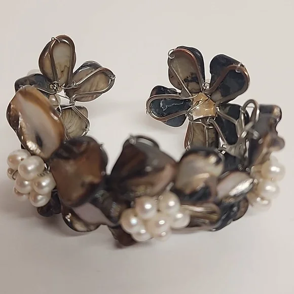 Elegant beautiful tropical happy floral shell and pearl adjustable bracelet. - Picture 3 of 9
